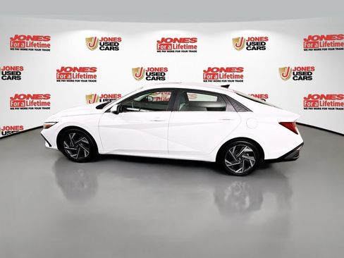 Certified 2025 Hyundai Elantra Limited FWD image 16
