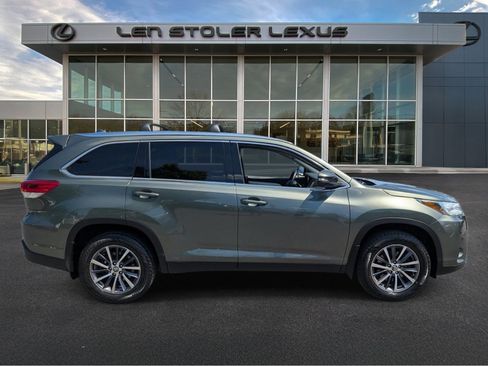 Used 2019 Toyota Highlander XLE AWD/4WD image 2