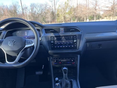 Certified 2024 Volkswagen Tiguan SE image 27