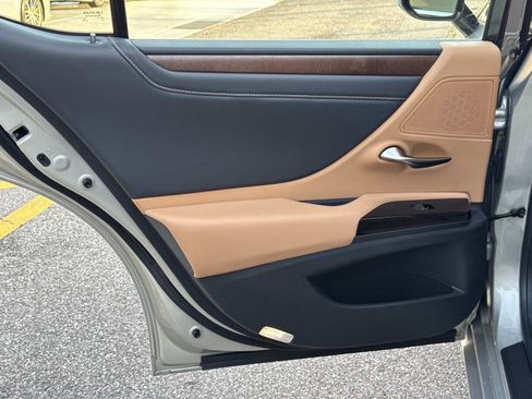 Certified 2024 Lexus ES 350 w/ Premium Package image 11