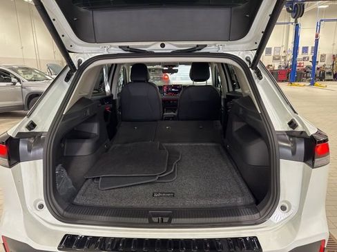 Certified 2025 Volkswagen Tiguan SE image 16