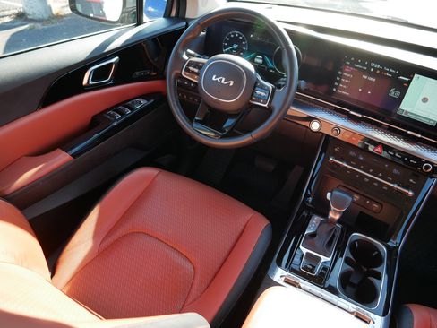 Certified 2024 Kia Carnival SX Prestige image 9