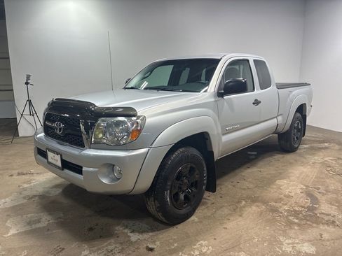 Used 2011 Toyota Tacoma 4x4 Access Cab V6 w/ SR5 Pkg #2 image 2
