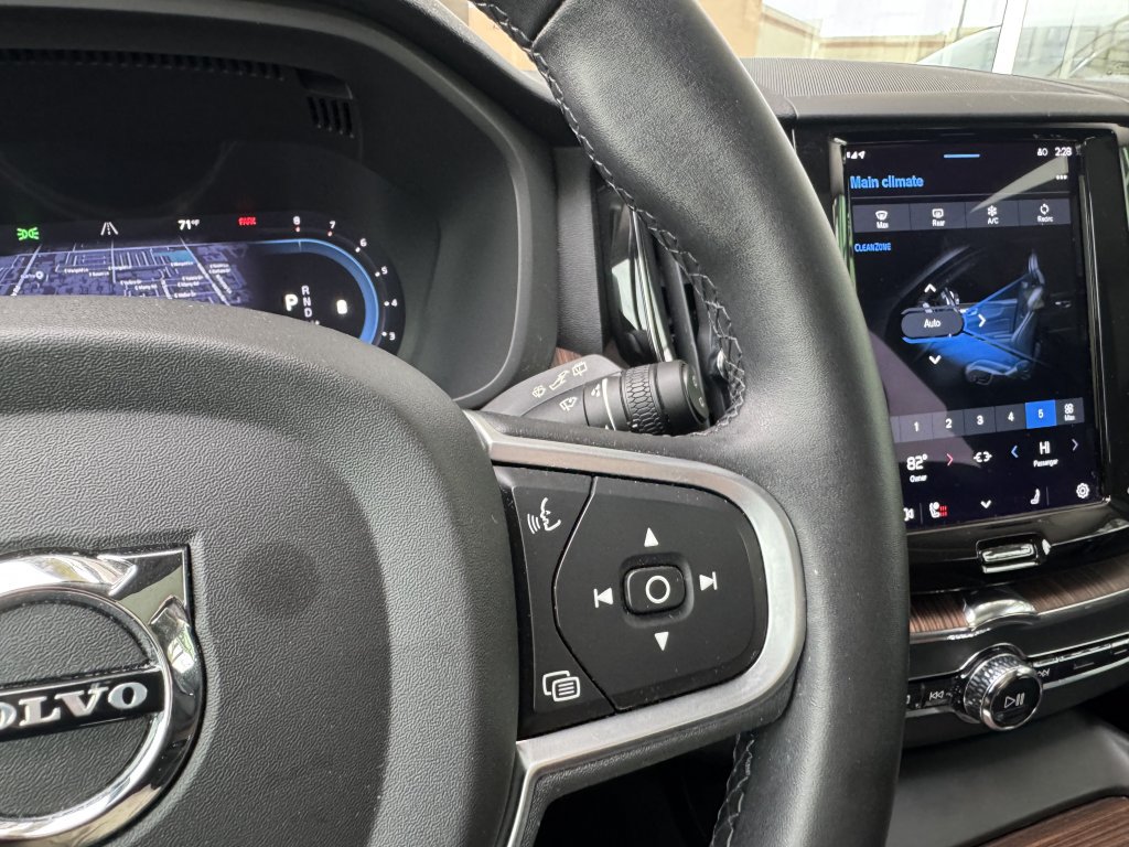 Used 2022 Volvo XC60 B5 Momentum w/ Climate Package AWD/4WD image 30