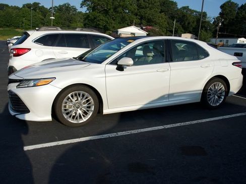 Used 2018 Toyota Camry XLE FWD image 4