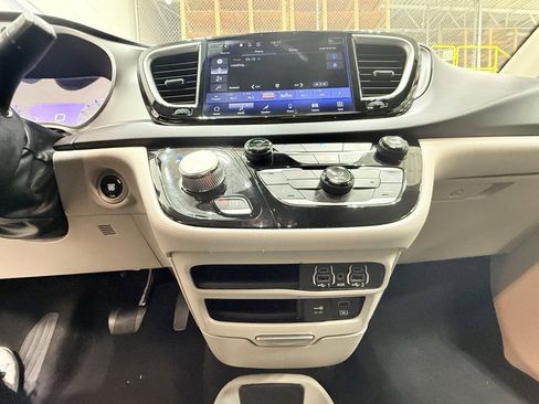 Used 2022 Chrysler Pacifica Touring-L image 26