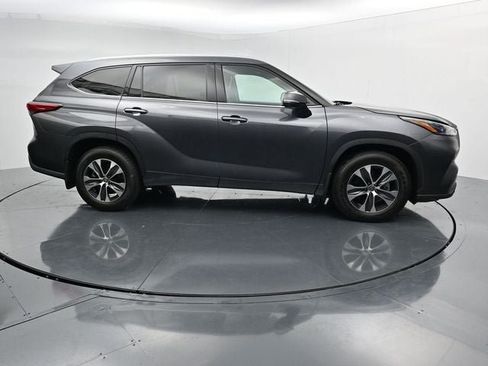 Used 2022 Toyota Highlander XLE AWD/4WD image 12