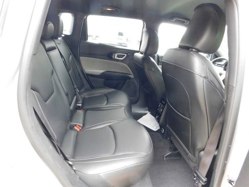 Used 2025 Jeep Compass Limited image 5