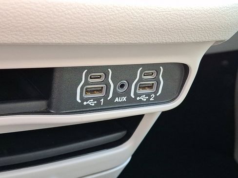 Used 2024 Chrysler Pacifica Touring-L image 29