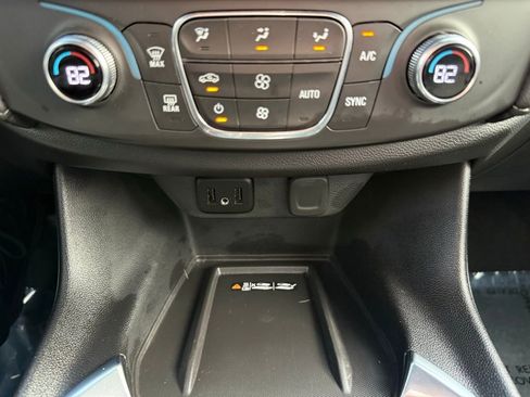 Used 2023 Chevrolet Traverse LT image 28