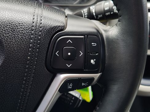 Used 2017 Toyota Highlander Plus FWD image 29