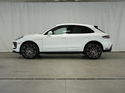 Certified 2025 Porsche Macan AWD/4WD image 2