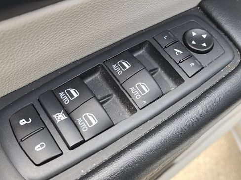 Used 2020 Chrysler Pacifica Limited FWD image 31