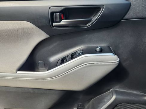 Used 2021 Toyota Highlander L FWD image 22