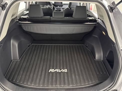 Used 2021 Toyota RAV4 LE AWD/4WD image 19