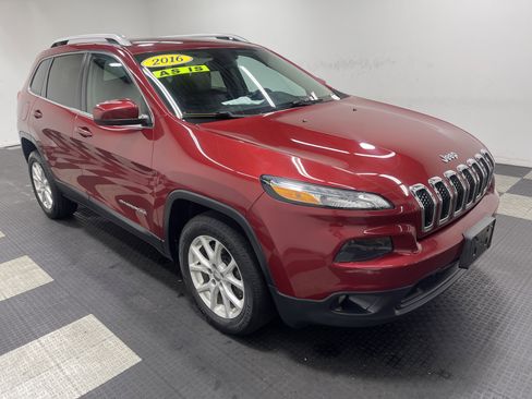 Used 2016 Jeep Cherokee Latitude w/ Cold Weather Group FWD image 6