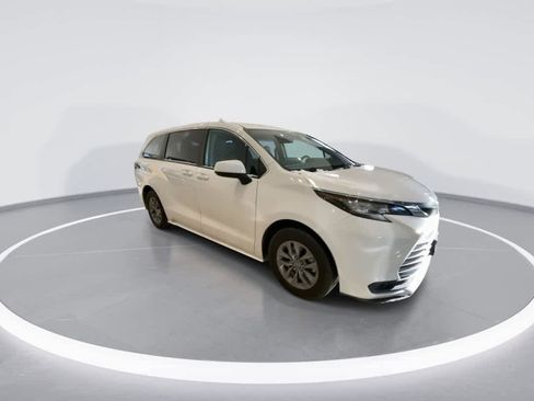 Used 2023 Toyota Sienna LE image 2