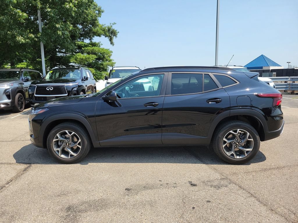 Used 2024 Chevrolet Trax LT w/ Driver Confidence Package FWD image 2