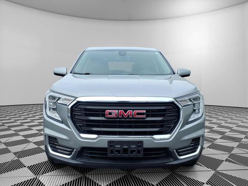 Used 2024 GMC Terrain SLE image 3
