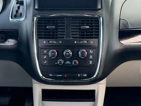 Used 2017 Dodge Grand Caravan SXT FWD image 14