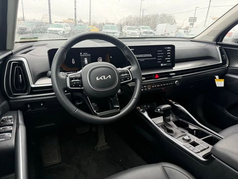 Used 2025 Kia Sorento S w/ Panoramic Sunroof Package image 5