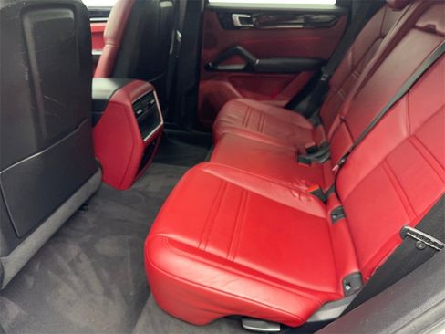 Used 2020 Porsche Cayenne w/ Premium Package image 32