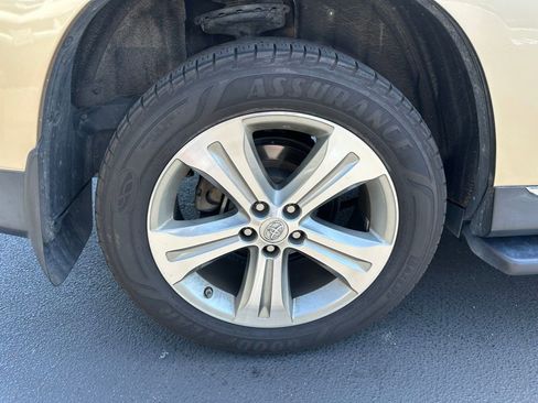 Used 2011 Toyota Highlander Limited w/ Tow Pkg FWD image 6
