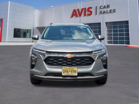 Used 2025 Chevrolet Trax LT w/ LT Convenience Package FWD image 2