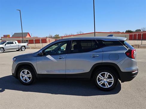 Used 2024 GMC Terrain SLE image 2