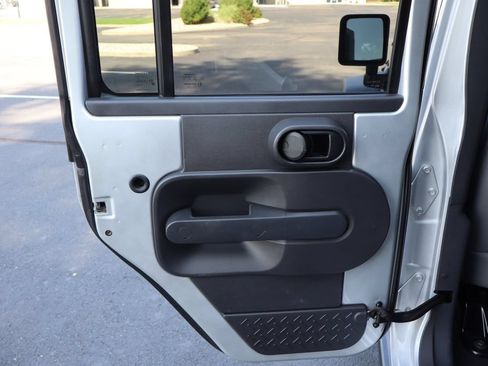 Used 2007 Jeep Wrangler Unlimited Rubicon w/ Dual Top Group AWD/4WD image 25