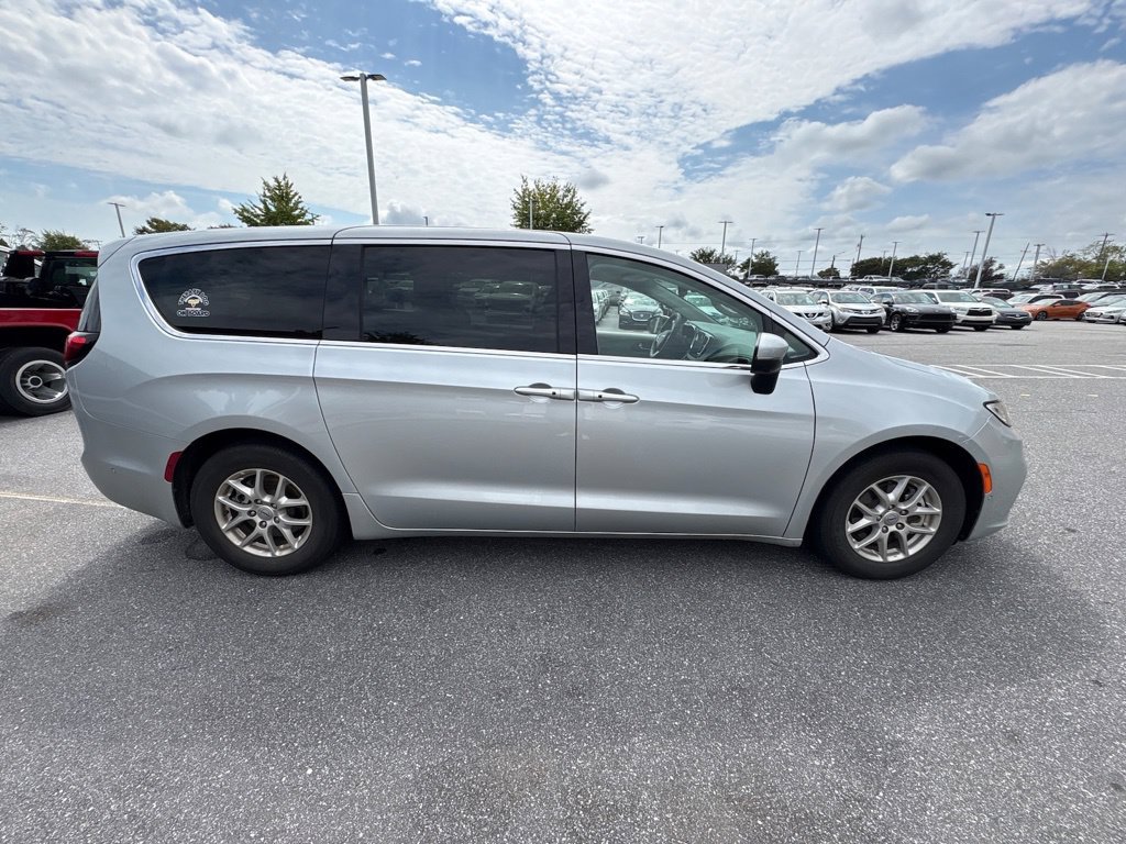 Used 2023 Chrysler Pacifica Touring-L FWD image 10