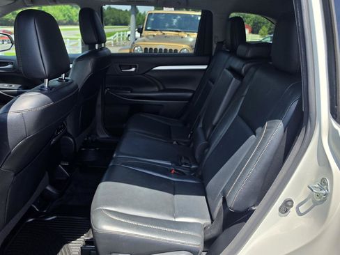 Used 2018 Toyota Highlander XLE FWD image 4