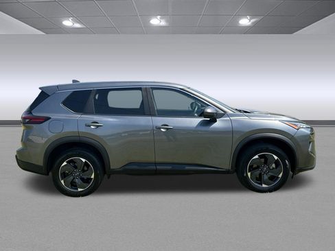 Used 2024 Nissan Rogue SV AWD/4WD image 2
