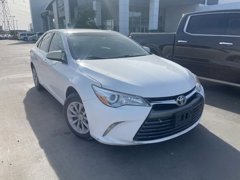 Used 2015 Toyota Camry LE image 2