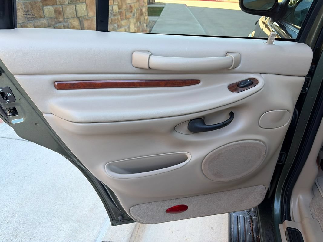 Used 2001 Lincoln Navigator 4WD image 16