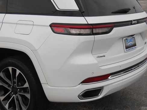 Used 2022 Jeep Grand Cherokee Overland w/ Luxury Tech Group IV AWD/4WD image 16