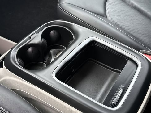 Used 2024 Chrysler Pacifica Touring-L image 39