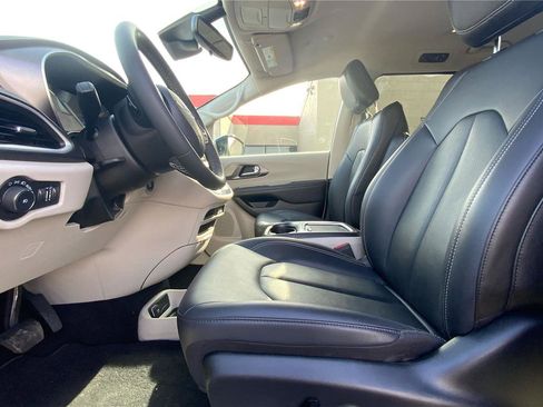 Used 2024 Chrysler Pacifica Select image 10