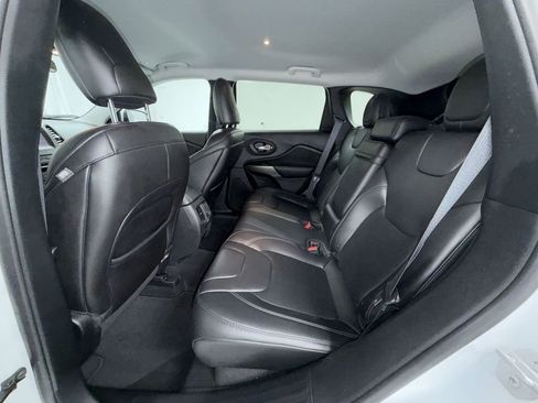 Used 2019 Jeep Cherokee Latitude Plus AWD/4WD image 18