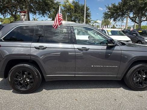 Used 2022 Jeep Grand Cherokee Limited AWD/4WD image 11