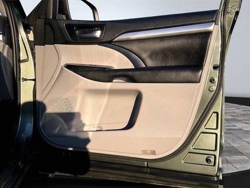 Used 2019 Toyota Highlander XLE image 24