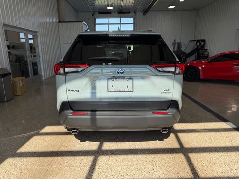 Used 2022 Toyota RAV4 XLE AWD/4WD image 4