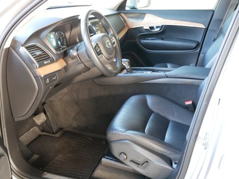 Used 2022 Volvo XC90 T6 Momentum w/ Protection Package image 4