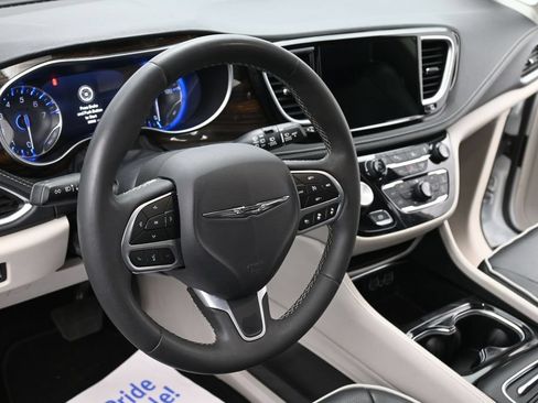 Used 2023 Chrysler Pacifica Limited FWD image 13