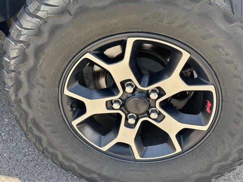 Used 2019 Jeep Wrangler Unlimited Rubicon w/ Advanced Safety Group AWD/4WD image 13
