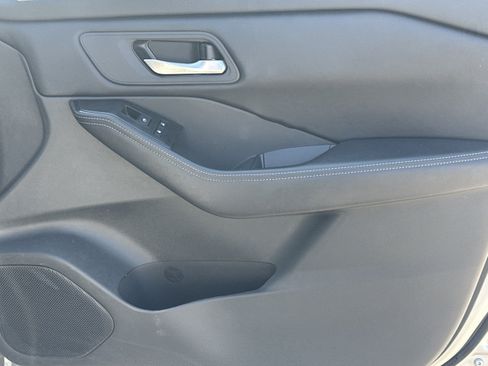 Used 2025 Nissan Rogue SV FWD image 14