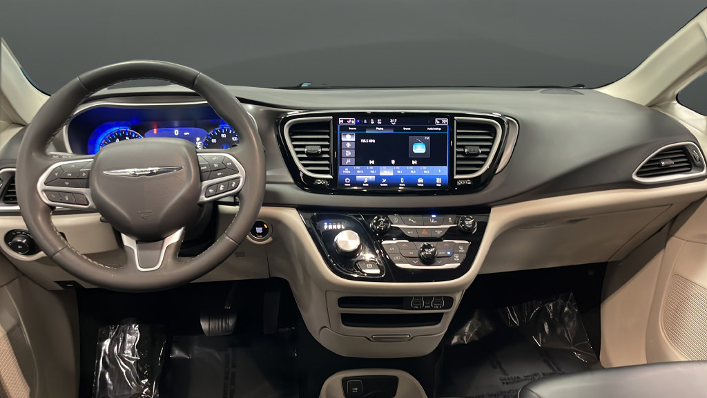 Used 2024 Chrysler Pacifica Touring-L FWD image 11