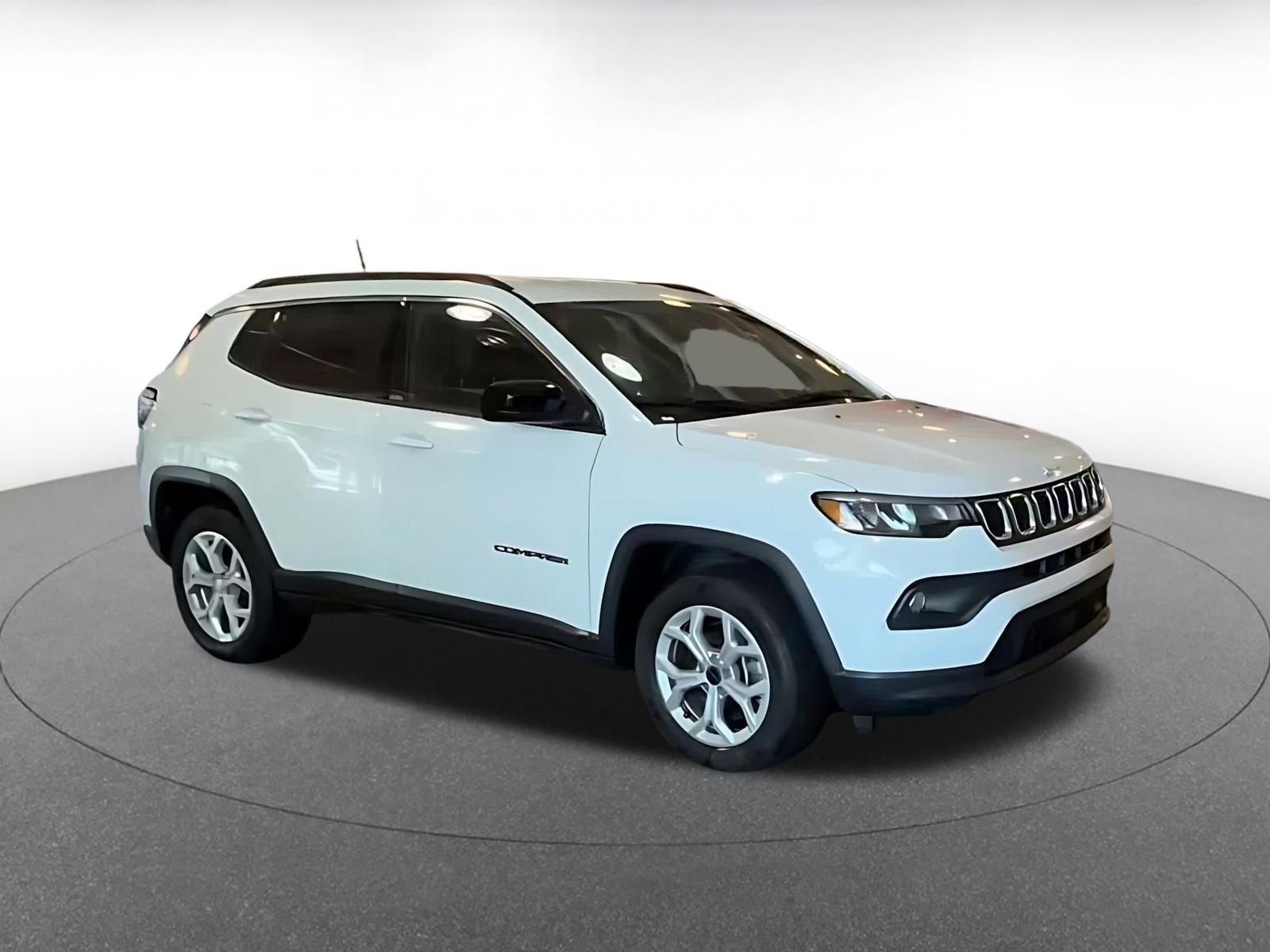 Used 2025 Jeep Compass Latitude AWD/4WD image 2