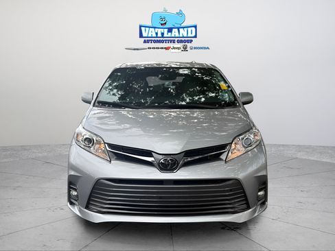 Used 2020 Toyota Sienna XLE w/ XLE Navigation Package FWD image 8