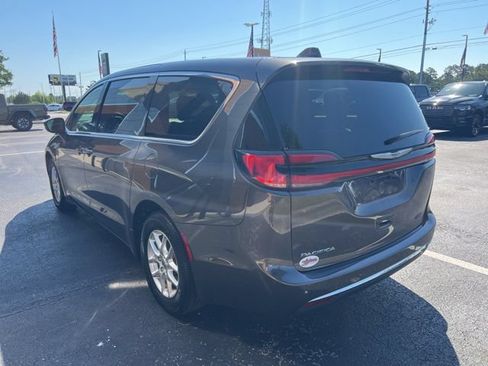 Used 2023 Chrysler Pacifica Touring-L FWD image 22